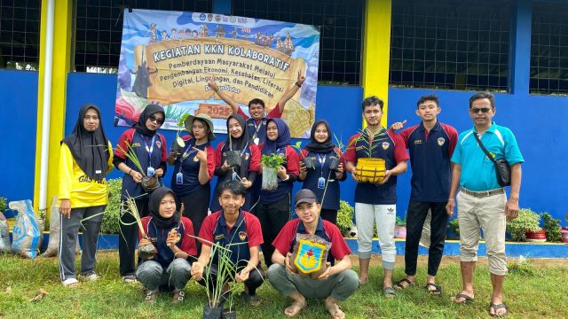 Mahasiswa KKN UPGRIS Melakukan Penanaman Tanaman