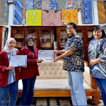 Mahasiswi Desain Mode Batik