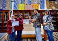 Mahasiswi Desain Mode Batik