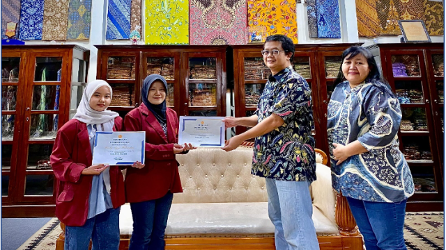 Mahasiswi Desain Mode Batik