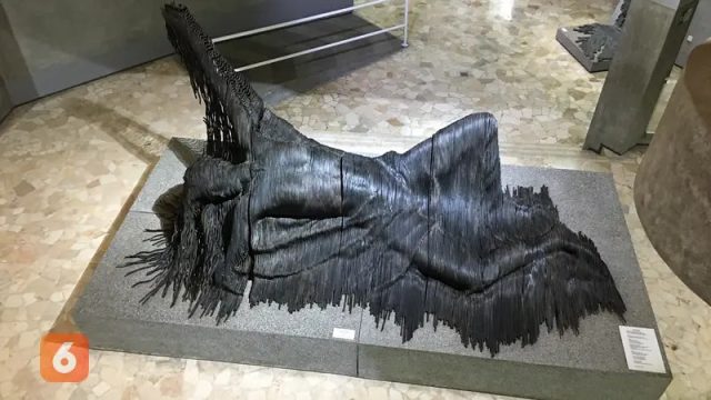 Leleson karya seni Nyoman Nuarta yang menggambarkan istirahat dan tidur