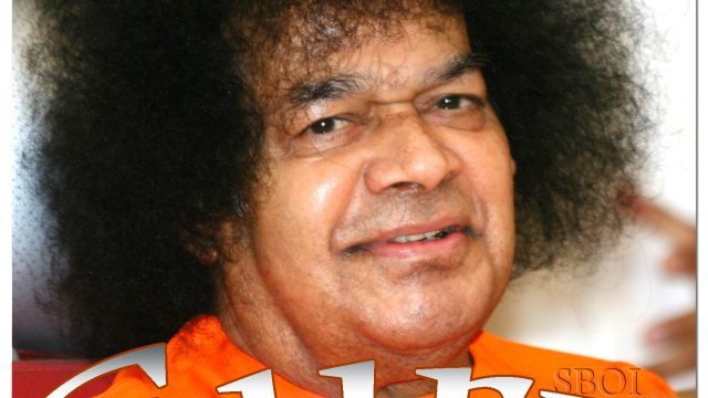 Guru dan siswa berfoto bersama di sekolah dengan senyum bahagia