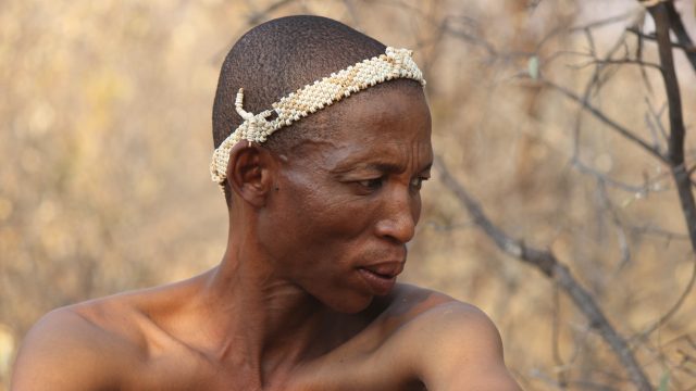 Orang berjalan kaki di jalanan kota