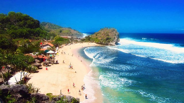 Pantai Surindah: Keindahan Alam yang Menarik Perhatian Wisatawan