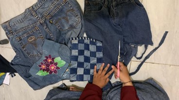 Olah Limbah Celana Jeans Menjadi Tas Bernilai Seni