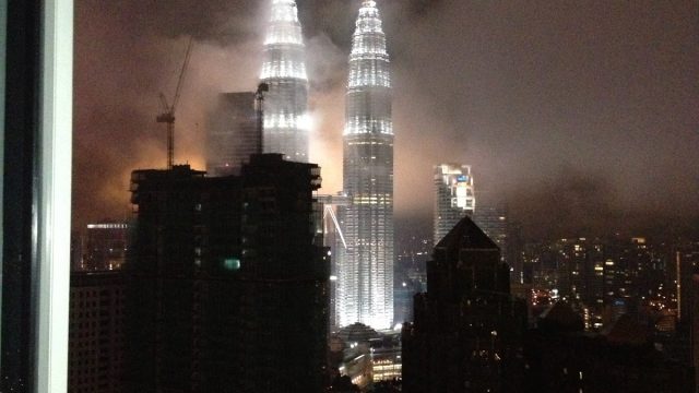 petronas tower adalah simbol kejayaan arsitektur dan kemajuan ekonomi malaysia