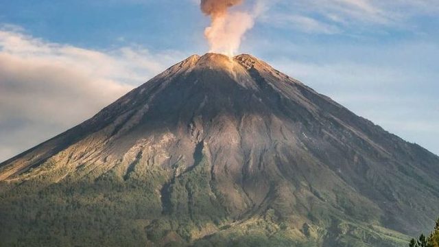 Tujuh Puncak Terbaik di Indonesia yang Wajib Dicoba oleh Pecinta Mendaki