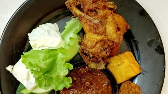 Resep Pecel Ayam Lezat dan Mudah Dibuat di Rumah