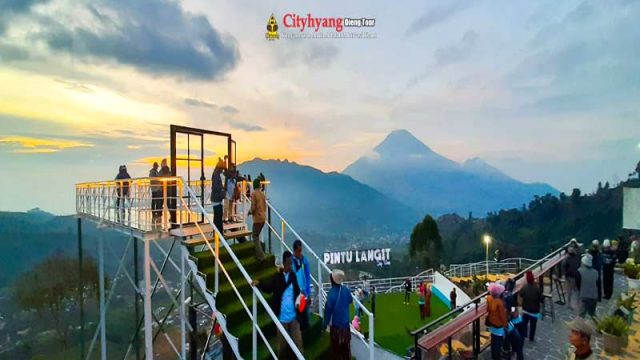 Pintu Langit Sky View yang Menawarkan Pemandangan Menakjubkan dari Atas Kota