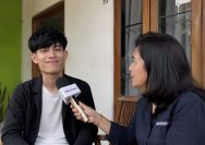 Nakaura Minsoo di ruang baca sederhana