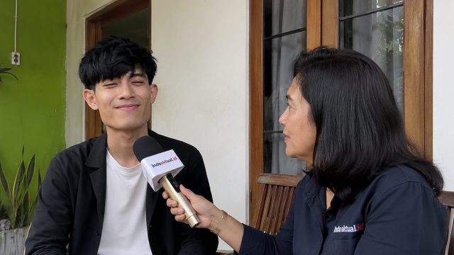 Nakaura Minsoo di ruang baca sederhana