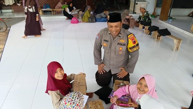 Aipda Deny Ikhlas Mengajar Mengaji Gratis dan Sisihkan Gaji Demi Renovasi Pondok Pesantren