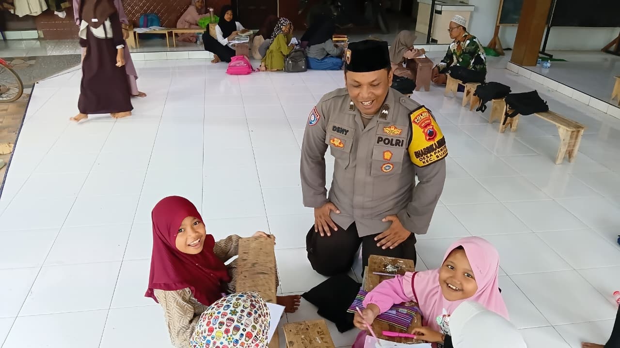 Aipda Deny Ikhlas Mengajar Mengaji Gratis dan Sisihkan Gaji Demi Renovasi Pondok Pesantren